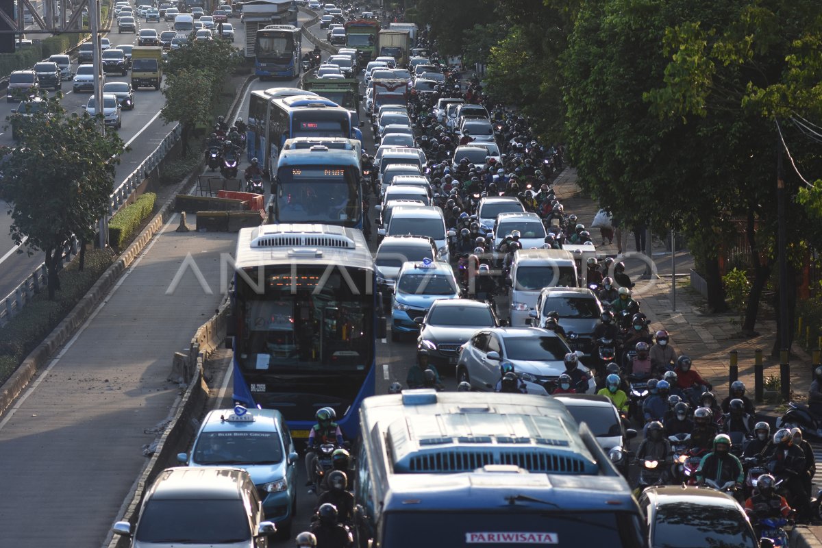 Kemacetan Imbas Revitalisasi Halte Transjakarta Cawang Cikoko Antara Foto