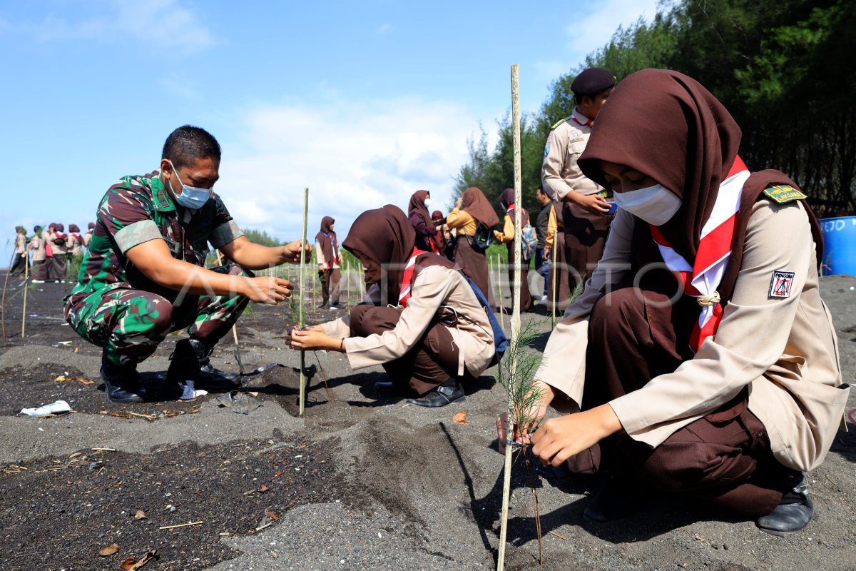 MERAWAT HUTAN KOTA PANTAI CEMARA ANTARA Foto