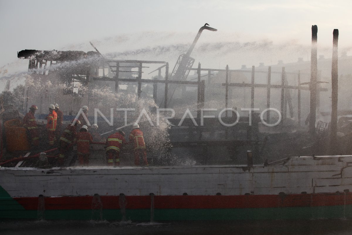 Kapal Kargo Terbakar Di Pelabuhan Kalimas Surabaya Antara Foto