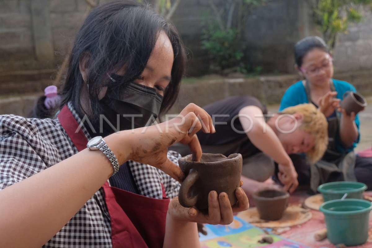 Pelatihan Membuat Gerabah Di Bali Antara Foto