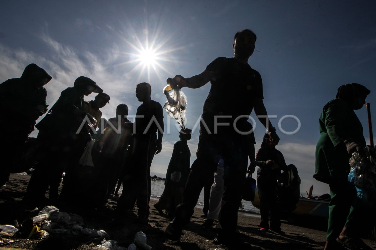 AKSI TNI BERSIH SAMPAH PANTAI ANTARA Foto