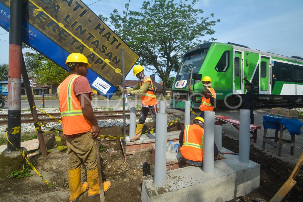 PENAMBAHAN PALANG PINTU PERLINTASAN KA ANTARA Foto