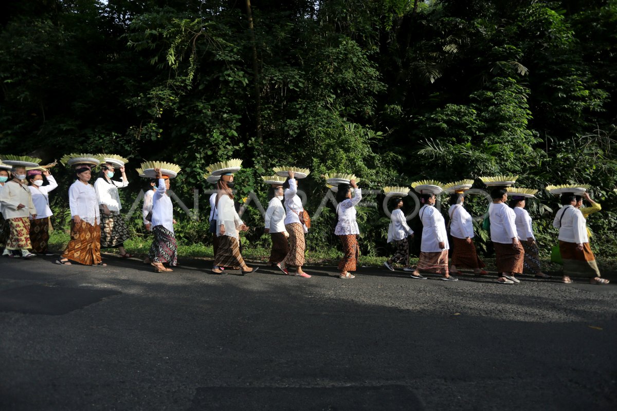 TRADISI SEREN TAUN CIGUGUR ANTARA Foto