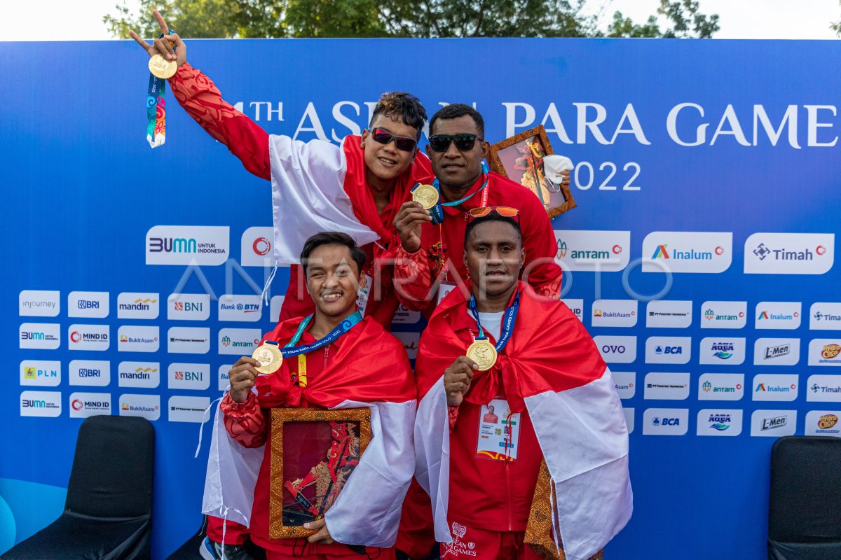 MEDALI EMAS RENANG ESTAFET 4x100 METER GAYA BEBAS APG 2022 ANTARA Foto