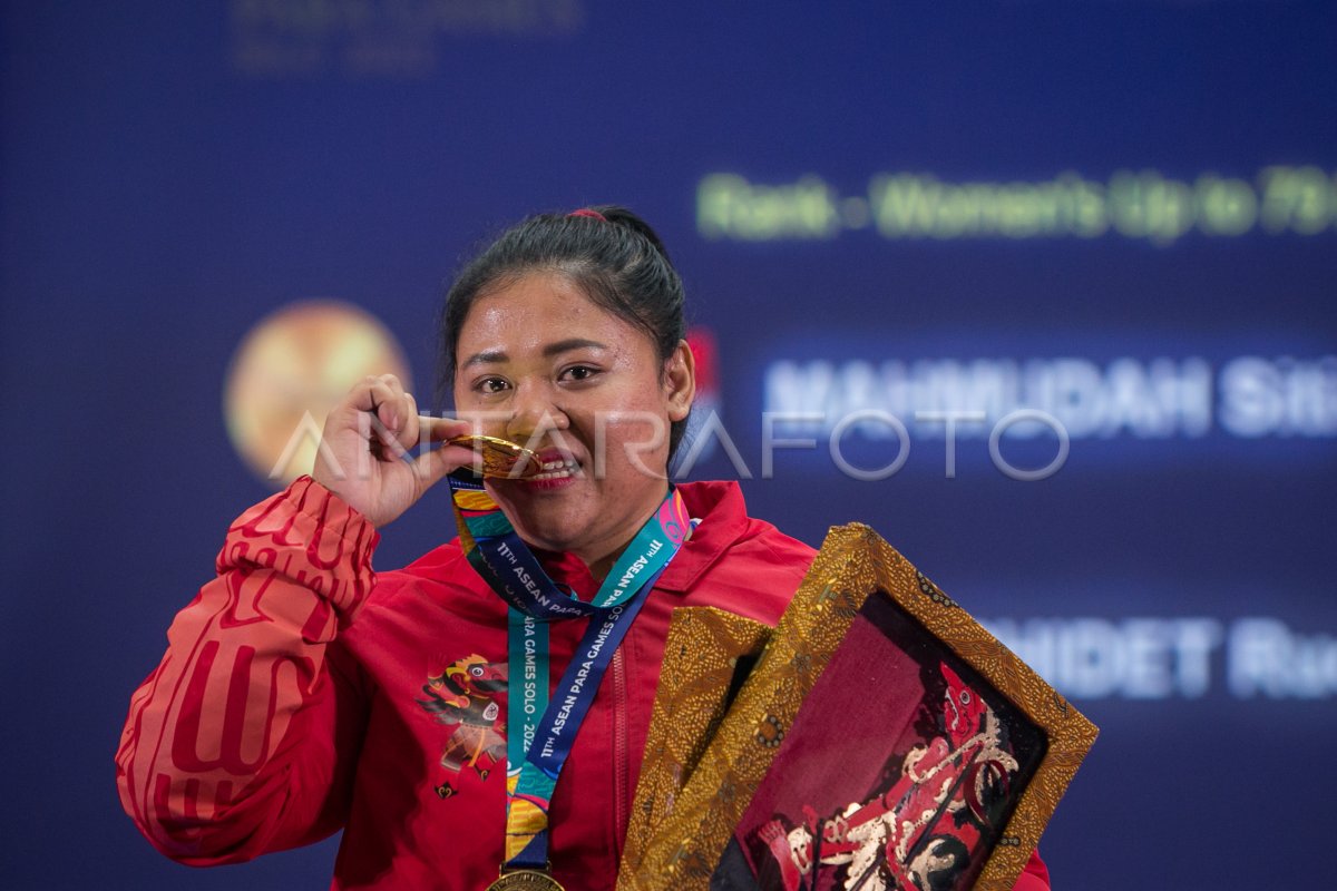 Medali Emas Angkat Berat Putri Indonesia Apg Antara Foto