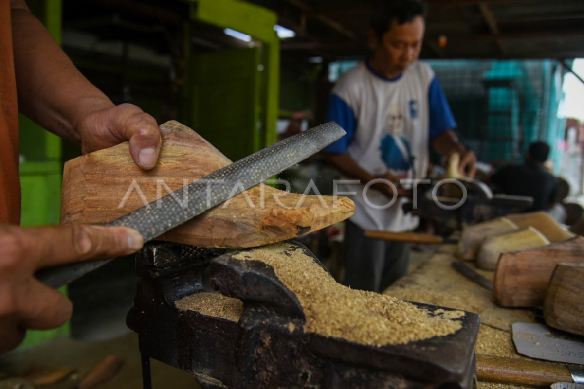 PERAJIN CETAKAN SEPATU ANTARA Foto