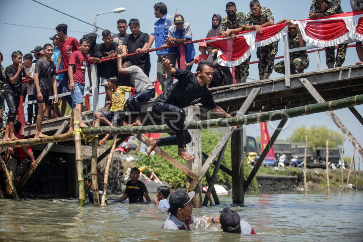 PERLOMBAAN MENYAMBUT HUT KEMERDEKAAN RI NELAYAN PESISIR ANTARA Foto