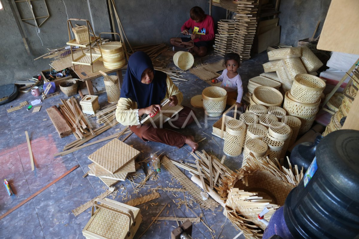 KERAJINAN ANEKA ANYAMAN BAMBU DI JOMBANG ANTARA Foto