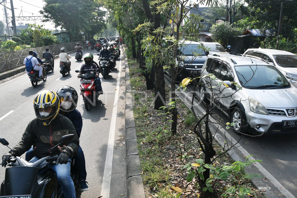 PENGATURAN JAM KERJA UNTUK ATASI KEMACETAN ANTARA Foto