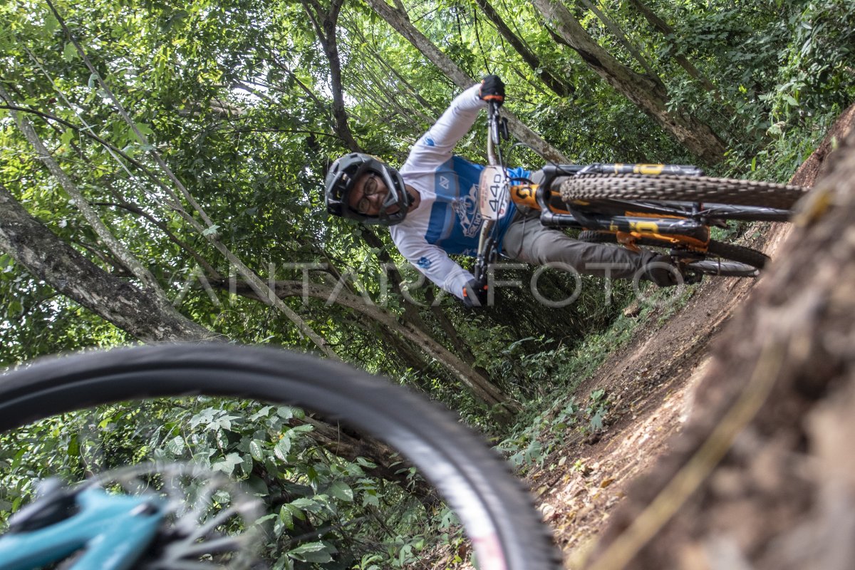 Balap Sepeda Mountain Bike Indonesia Antara Foto