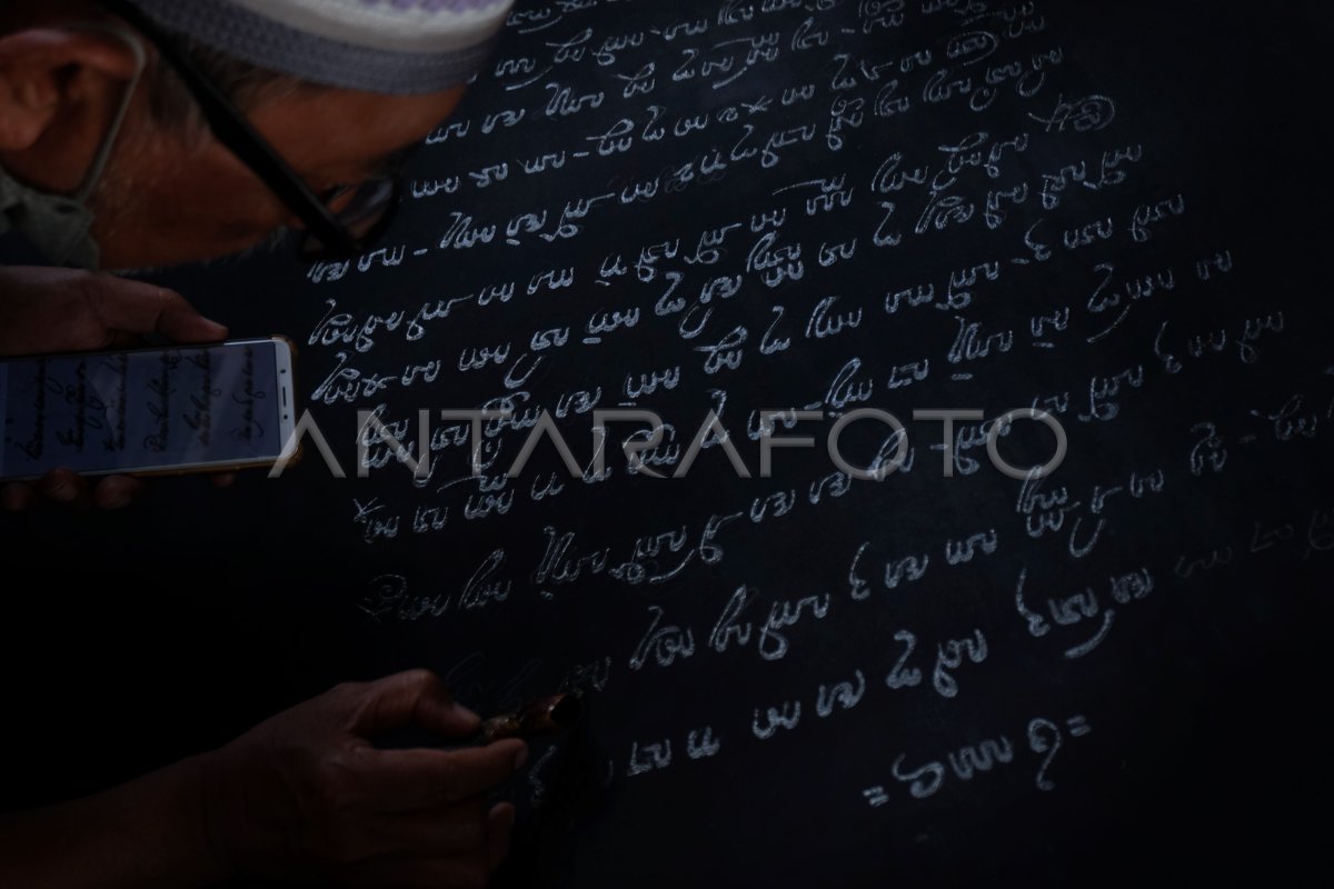 MELESTARIKAN AKSARA JAWA LEWAT BATIK ANTARA Foto