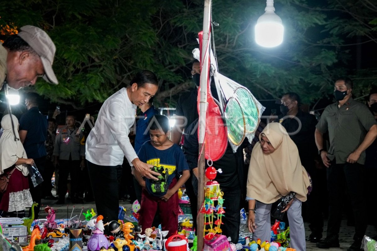 PRESIDEN JOKO WIDODO KUNJUNGI PASAR MALAM PANTAI KAMALI ANTARA Foto