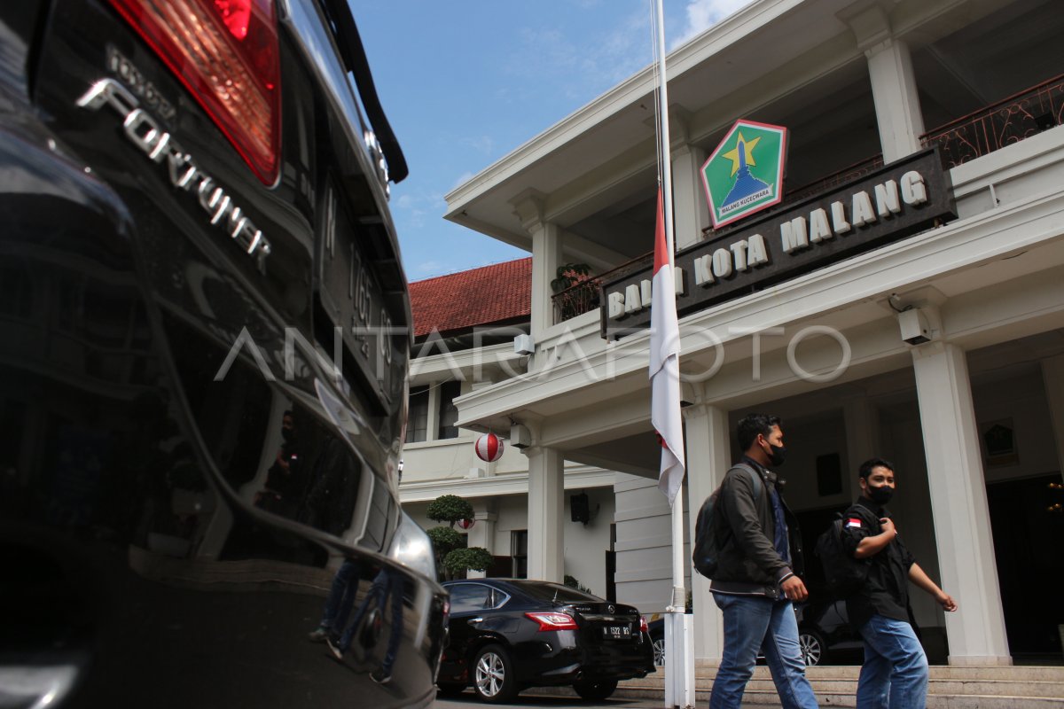 Bendera Setengah Tiang Antara Foto