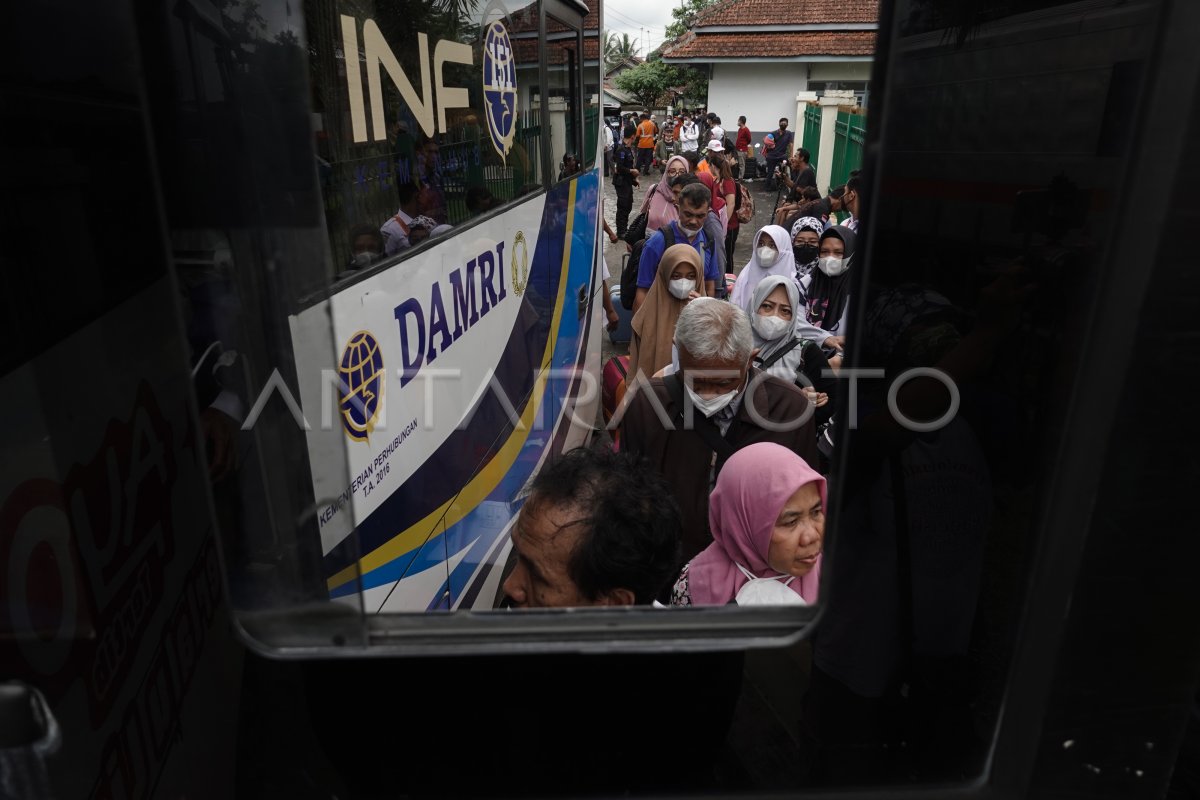 PERJALANAN KERETA TERGANGGU AKIBAT REAL AMBLES ANTARA Foto