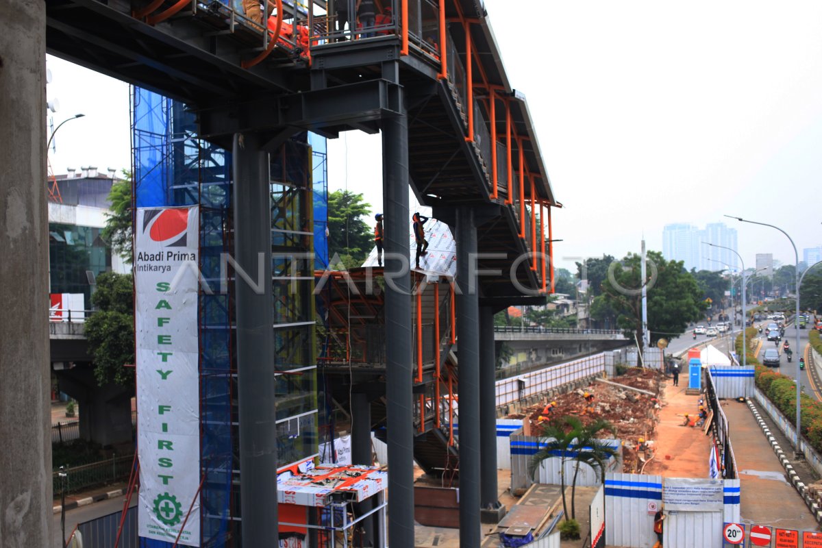 PEMBANGUNAN JEMBATAN PENYEBRANGAN ORANG TERINTEGRASI ANTARA Foto