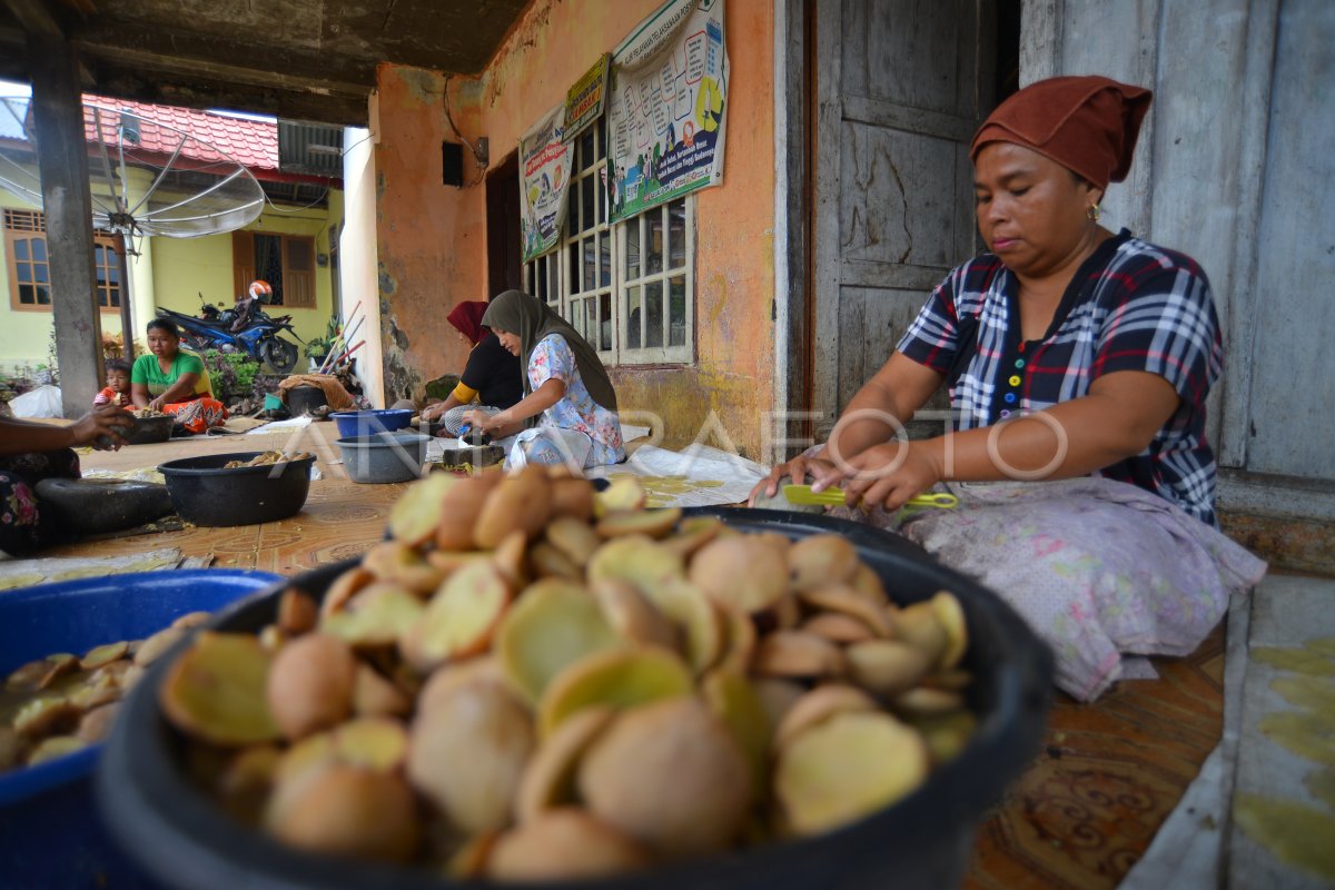 Produksi Kerupuk Jengkol Antara Foto