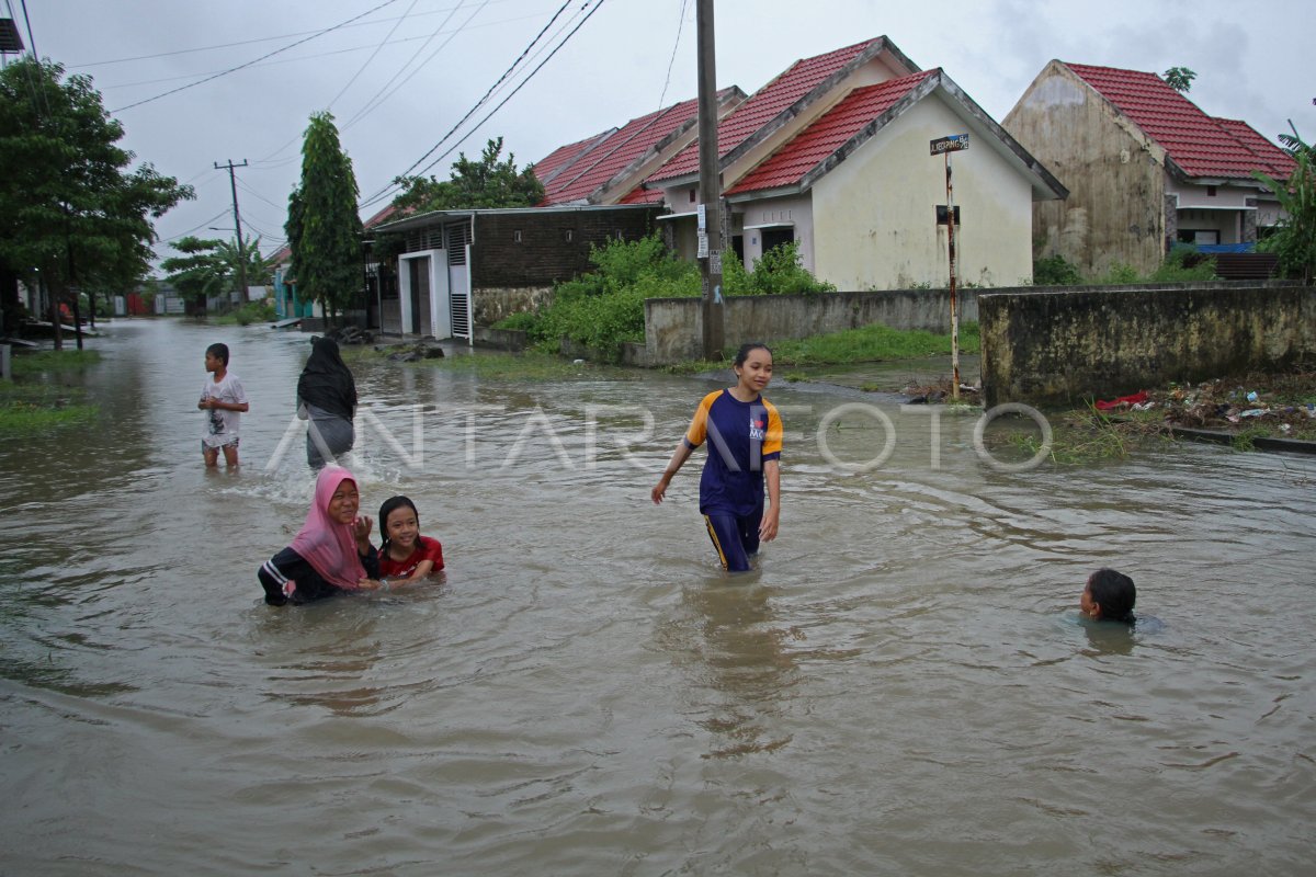 BANJIR DI MAKASSAR ANTARA Foto