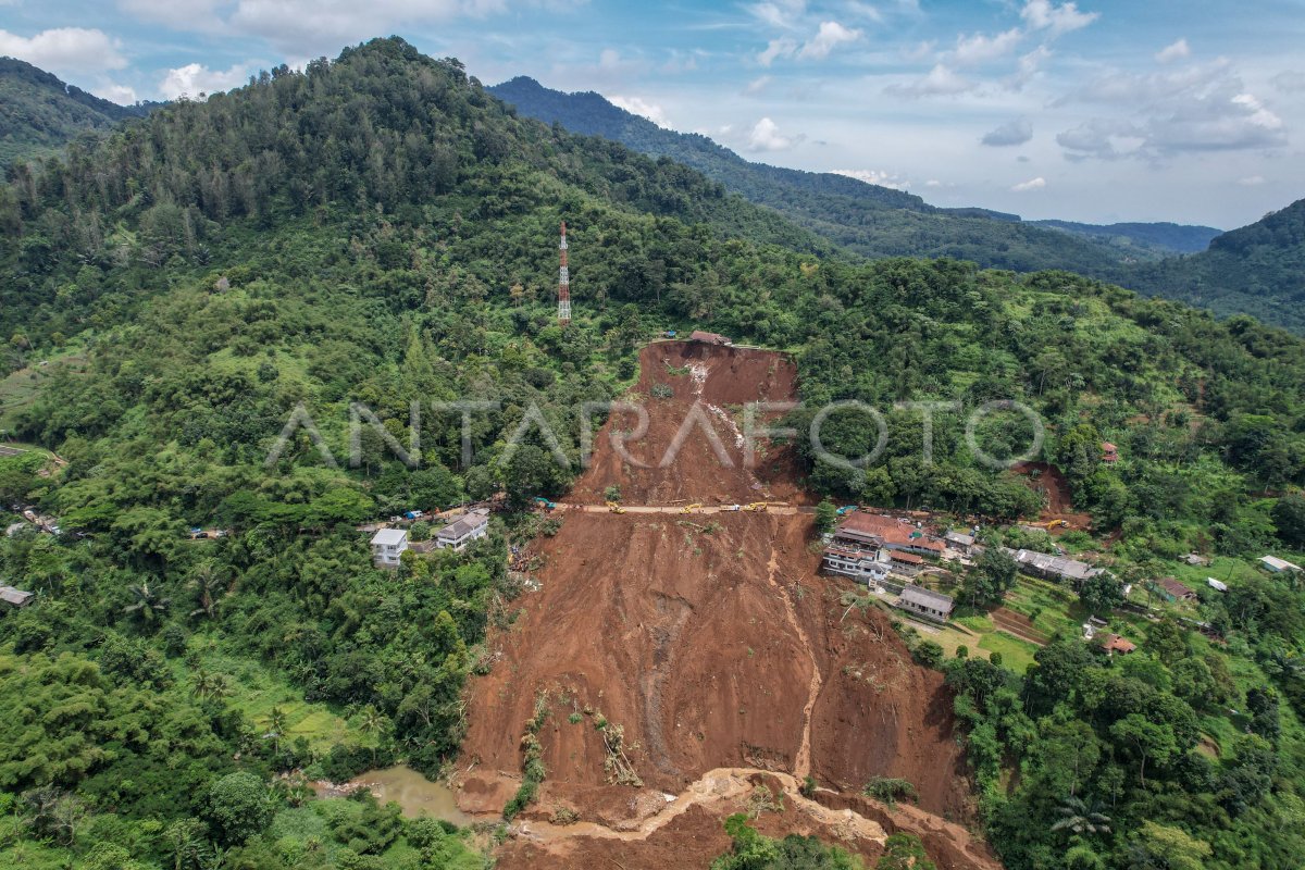 LONGSOR AKIBAT GEMPA CIANJUR ANTARA Foto