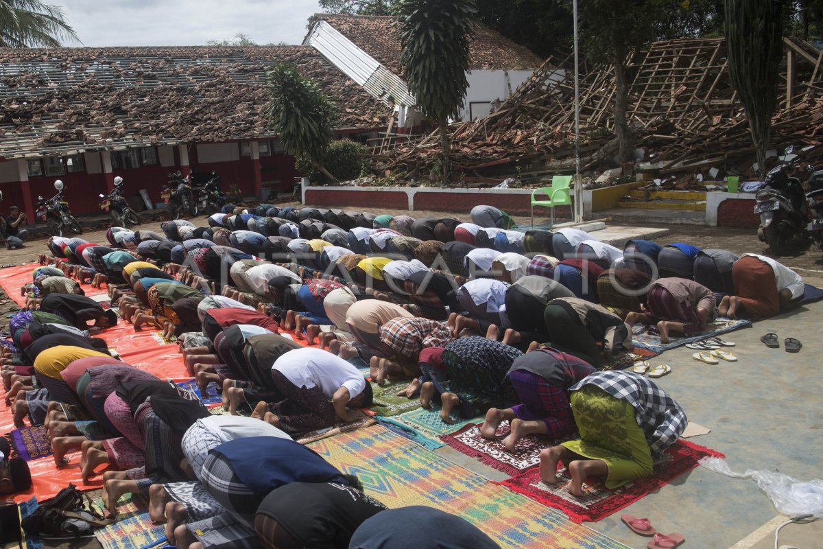 SHALAT JUMAT DI ANTARA RERUNTUHAN BANGUNAN PASCAGEMPA CIANJUR ANTARA Foto