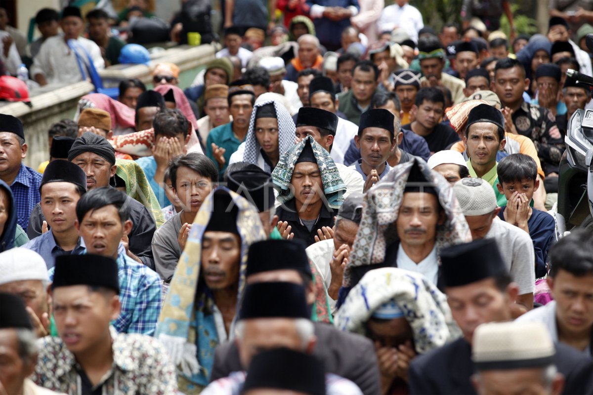 Shalat Jumat Di Lokasi Bencana Gempa Cianjur Antara Foto