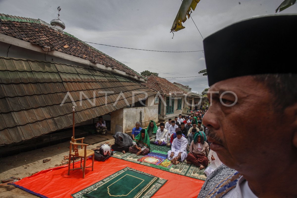 SHALAT JUMAT DI LOKASI BENCANA GEMPA CIANJUR ANTARA Foto