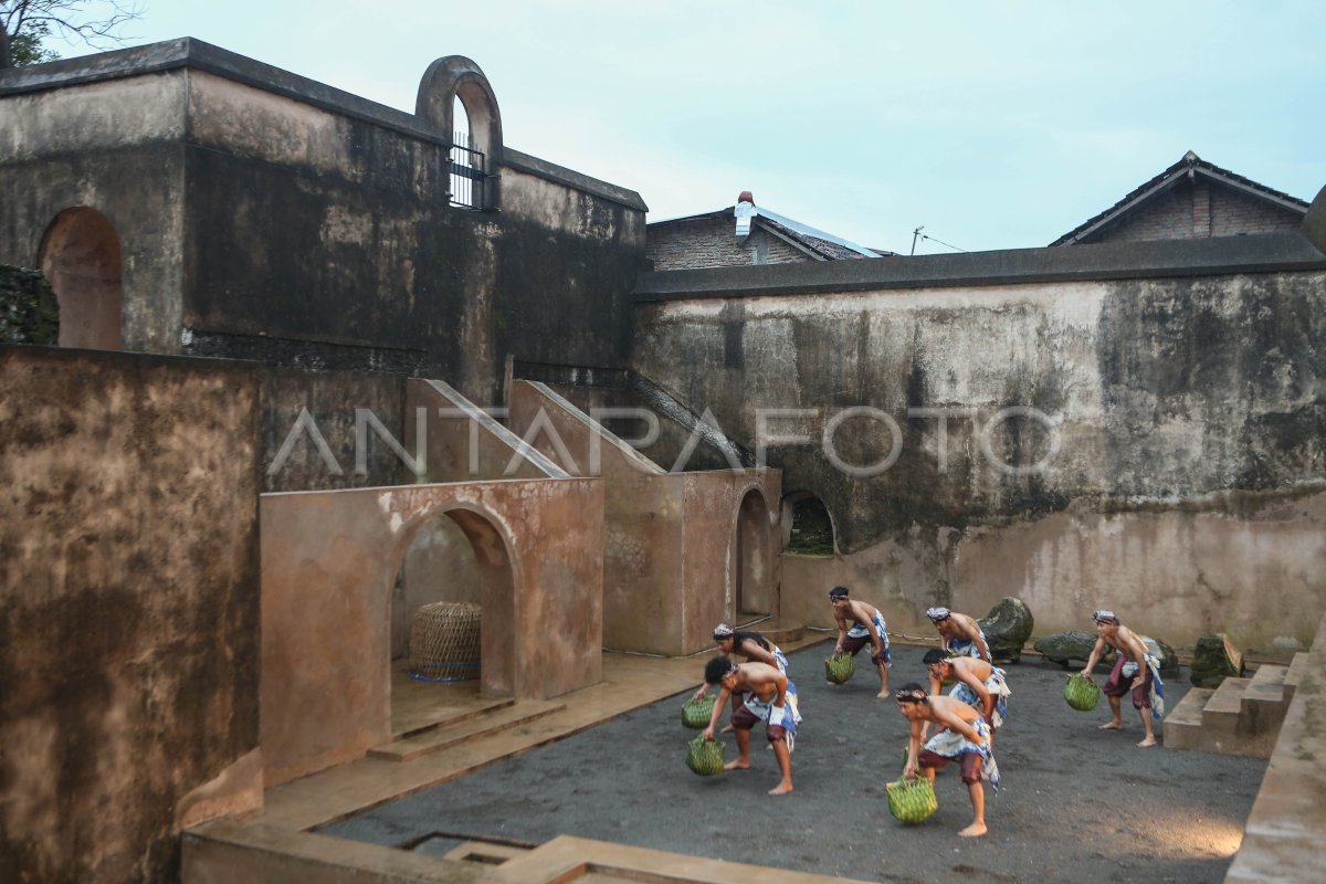 Tarian Mahasyahdu Titi Laku Di Situs Warungboto Antara Foto