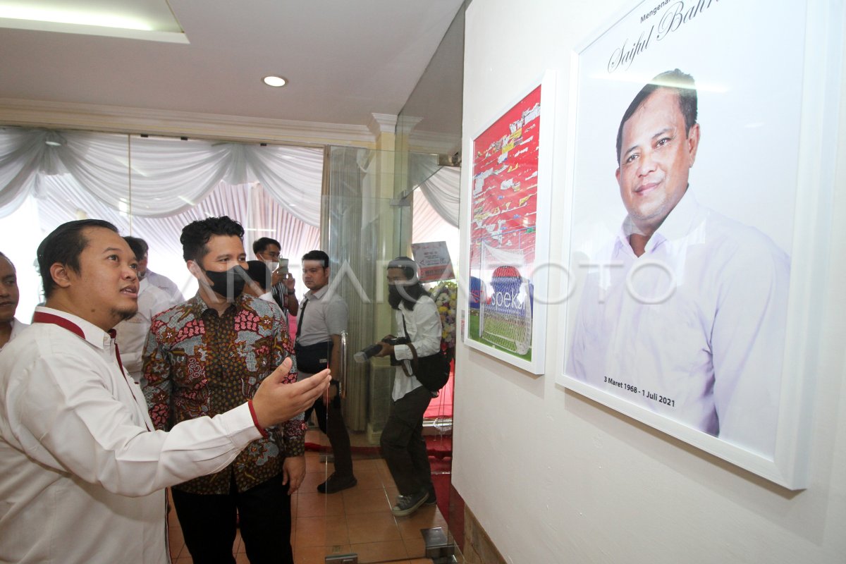 PELUNCURAN BUKU DAN PAMERAN RETROSPEKSI JATIM ANTARA Foto