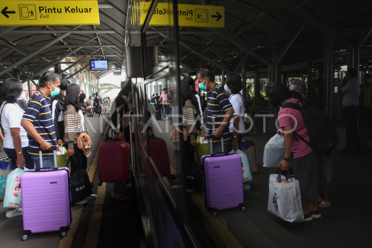 JUMLAH TEMPAT DUDUK KERETA API MASA ANGKUTAN NATAL DAN TAHUN BARU