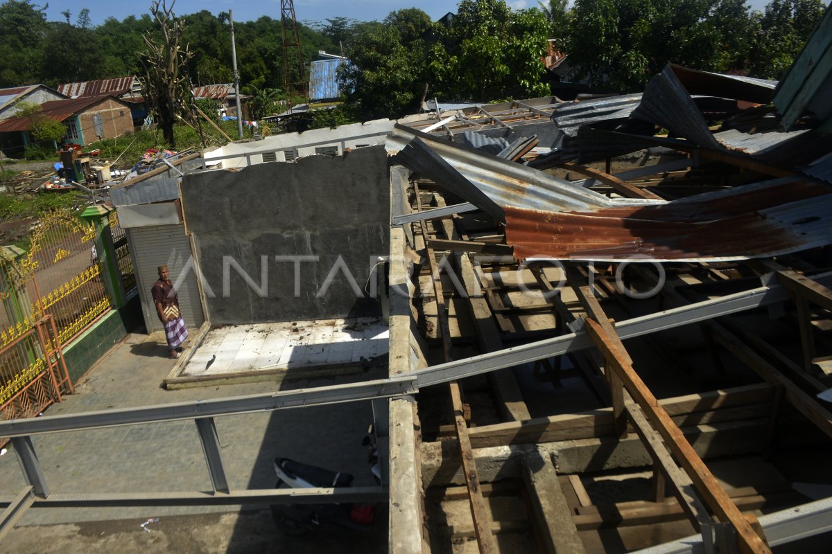 Rumah Rusak Akibat Angin Kencang Antara Foto