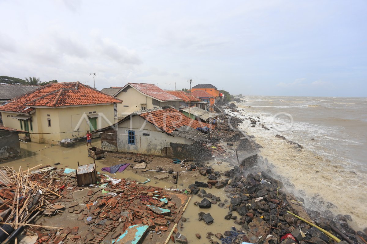 Rumah Rusak Diterjang Ombak Antara Foto