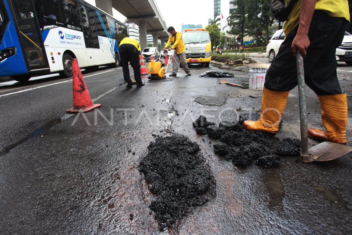 PERBAIKAN JALAN RUSAK ANTARA Foto