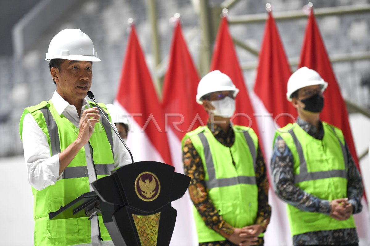 Penyelesaian Akhir Atap Indoor Multifunction Stadium Antara Foto