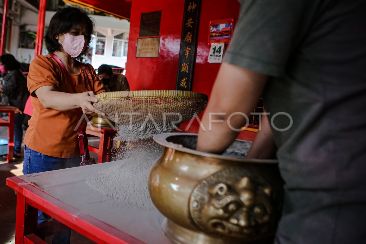 Persiapan Wihara Amurva Bhumi Jelang Imlek Antara Foto