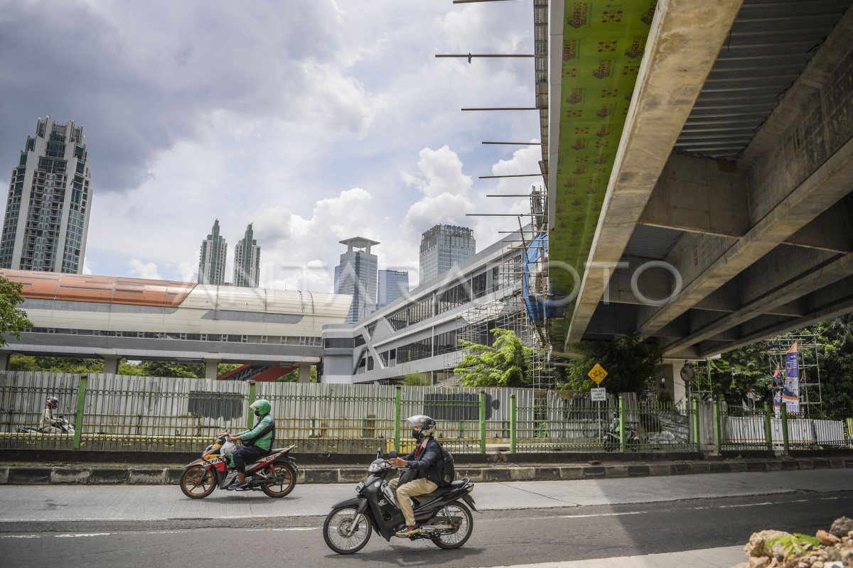 Pembangunan Jembatan Penyeberangan Multiguna Dukuh Atas Antara Foto