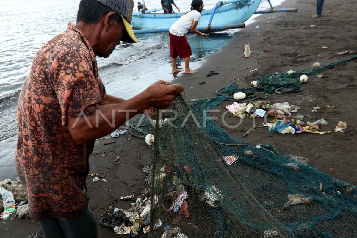 Sampah Plastik Di Jaring Nelayan Antara Foto