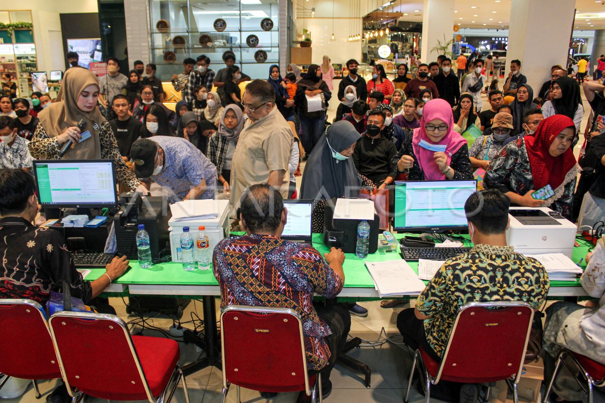 LAYANAN DISDUKCAPIL KOTA MEDAN DI PUSAT PERBELANJAAN ANTARA Foto