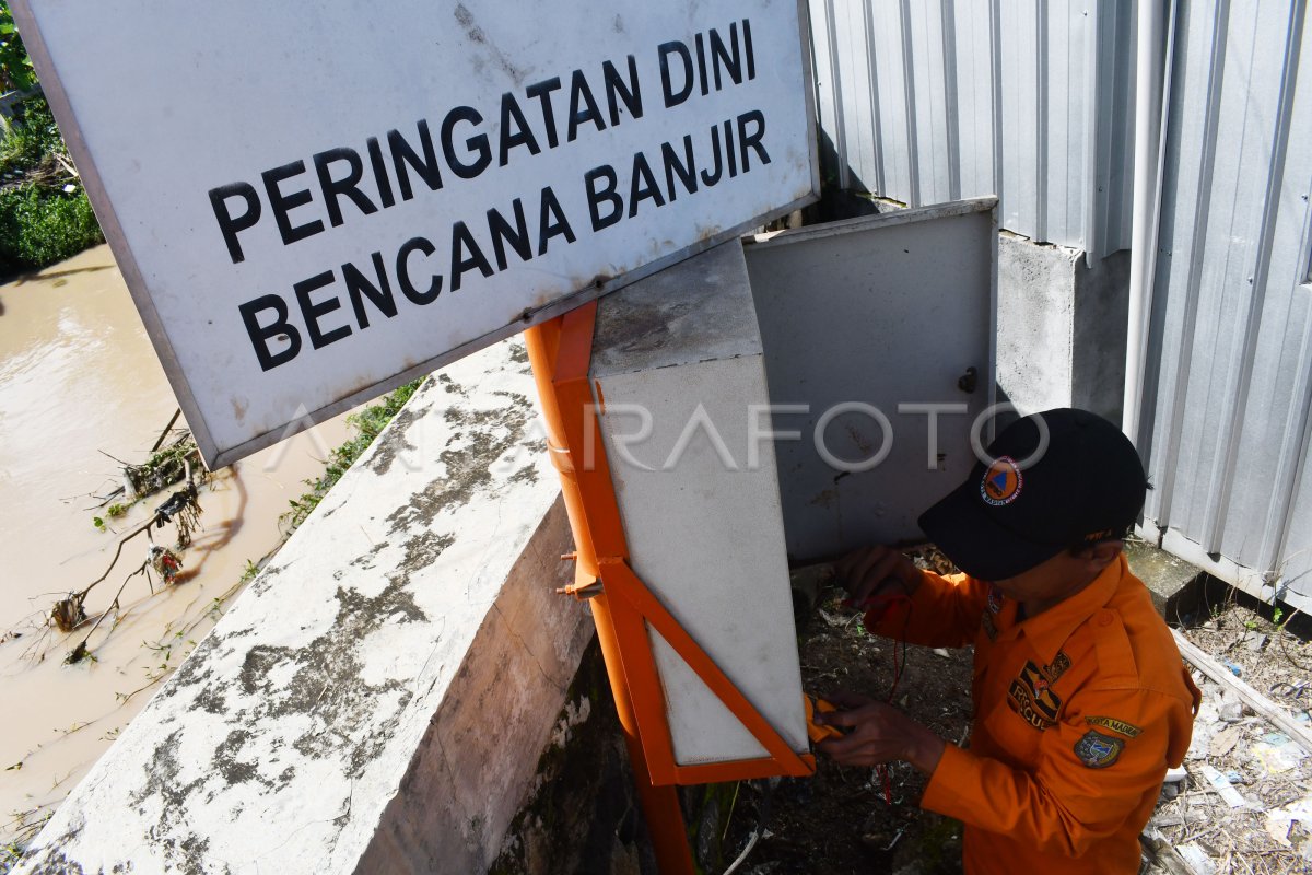 PERAWATAN SISTEM PERINGATAN DINI BANJIR DI MADIUN ANTARA Foto