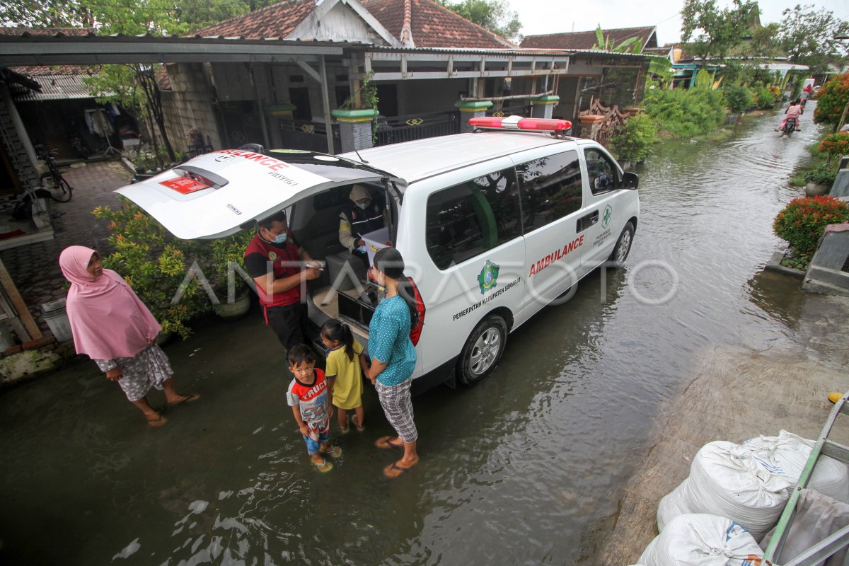 LAYANAN KESEHATAN BAGI WARGA TERDAMPAK BANJIR DI SIDOARJO ANTARA Foto