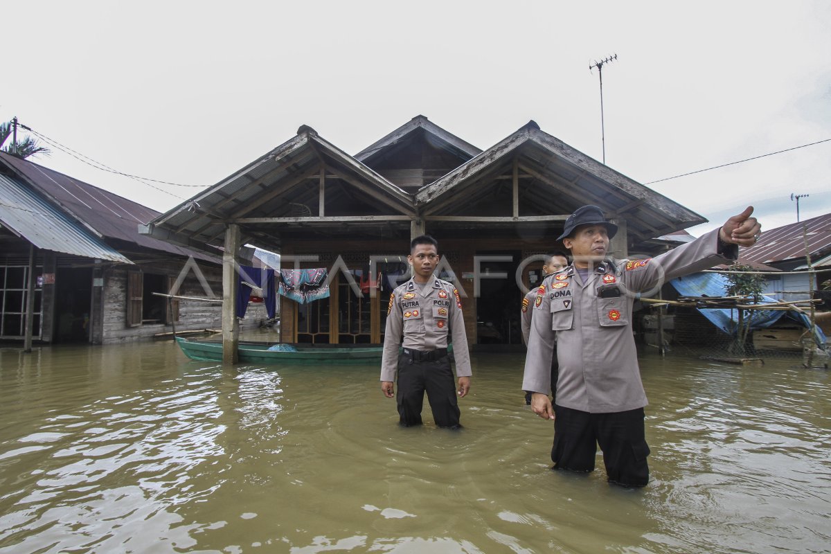 PATROLI POLISI DI PERKAMPUNGAN TERENDAM BANJIR ANTARA Foto