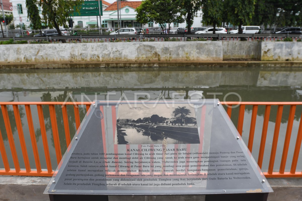 Papan Edukasi Sejarah Sungai Ciliwung Antara Foto