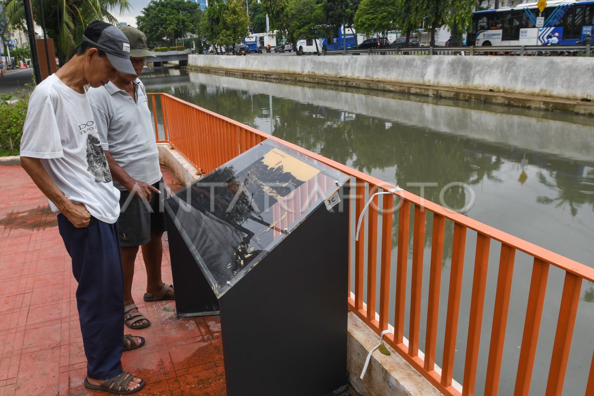 Papan Edukasi Sejarah Sungai Ciliwung Antara Foto