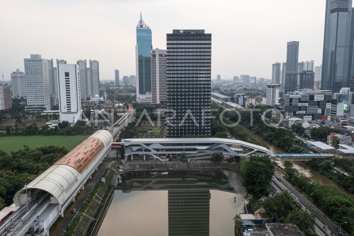 PROGRES PENGOPERASIAN LAYANAN KERETA LRT ANTARA Foto