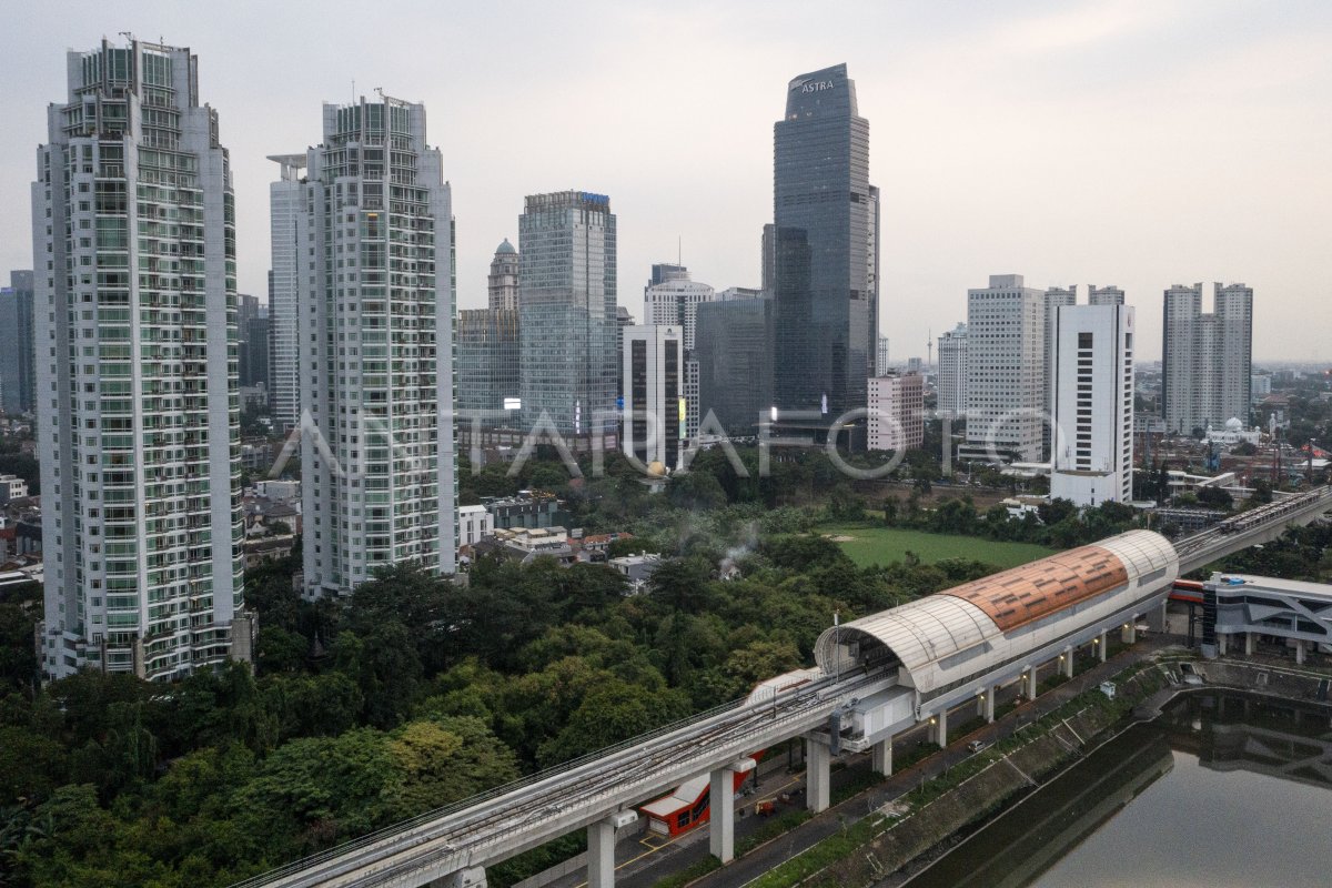 PROGRES PENGOPERASIAN LAYANAN KERETA LRT ANTARA Foto