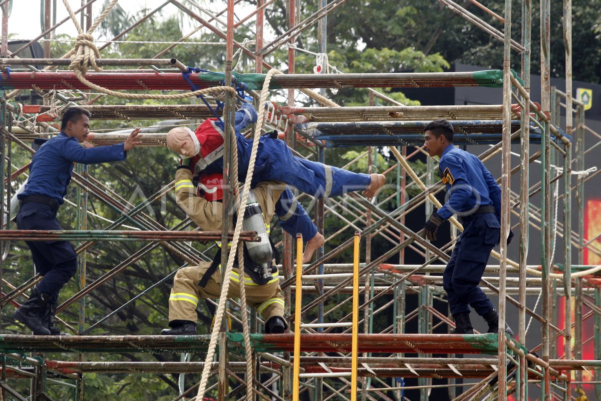 SIMULASI PERTOLONGAN KORBAN KEBAKARAN ANTARA Foto