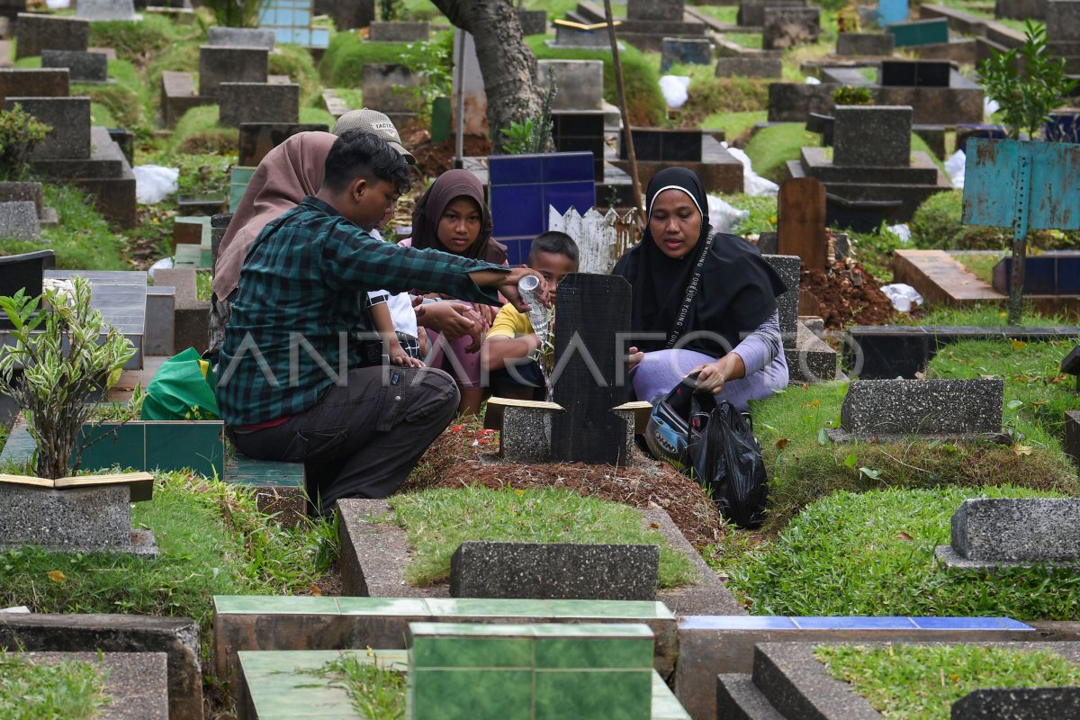 Ziarah Kubur Jelang Ramadhan Di Jakarta Antara Foto