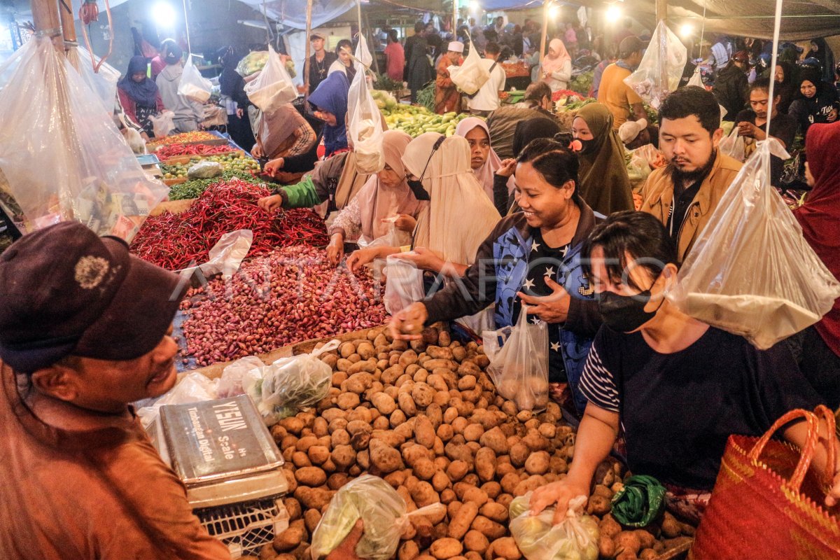 KEPADATAN PASAR TRADISIONAL JELANG RAMADHAN ANTARA Foto