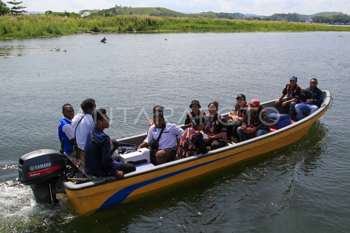 Ojek Perahu Danau Sentani Papua Antara Foto