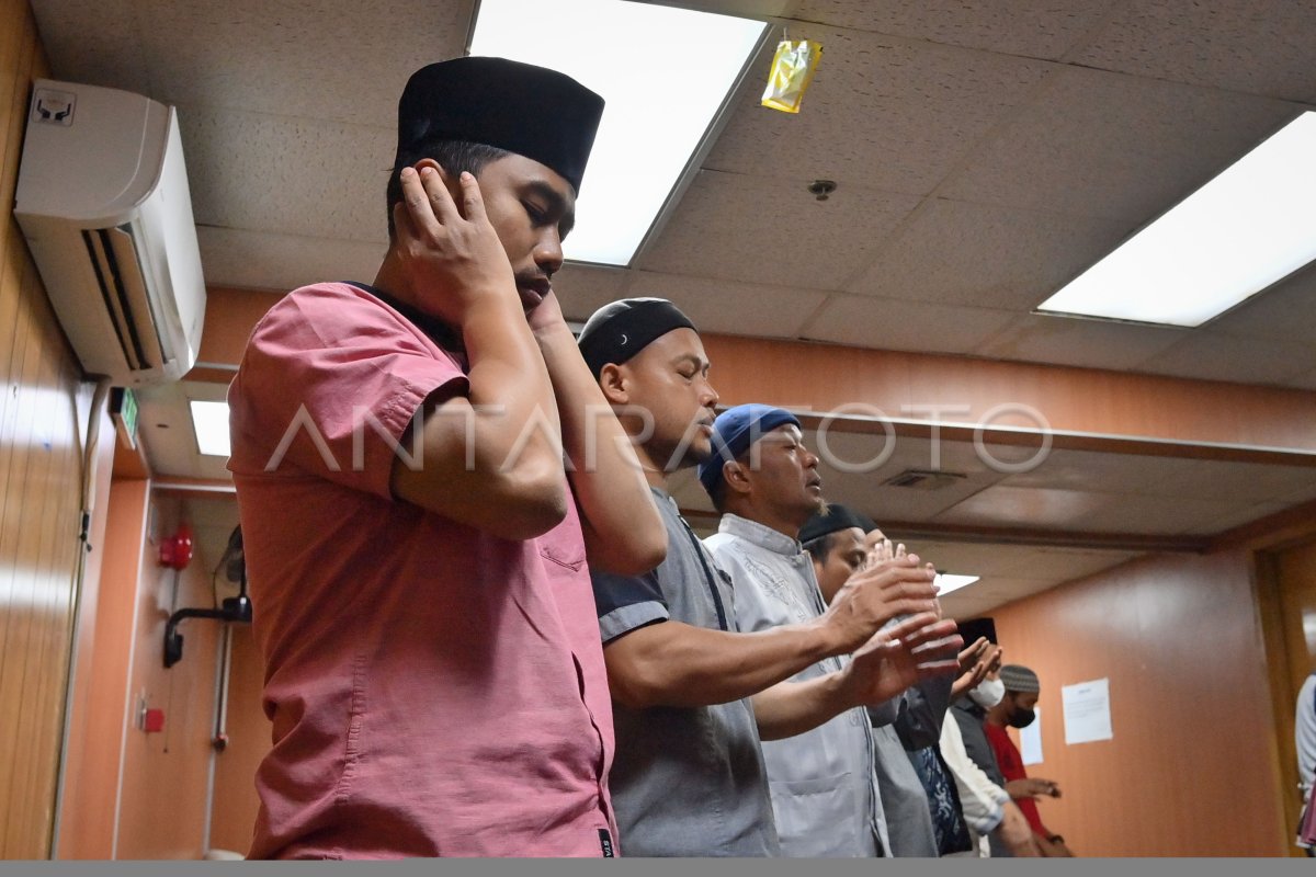 Shalat Tarawih Di Anjungan Migas Lepas Pantai Antara Foto