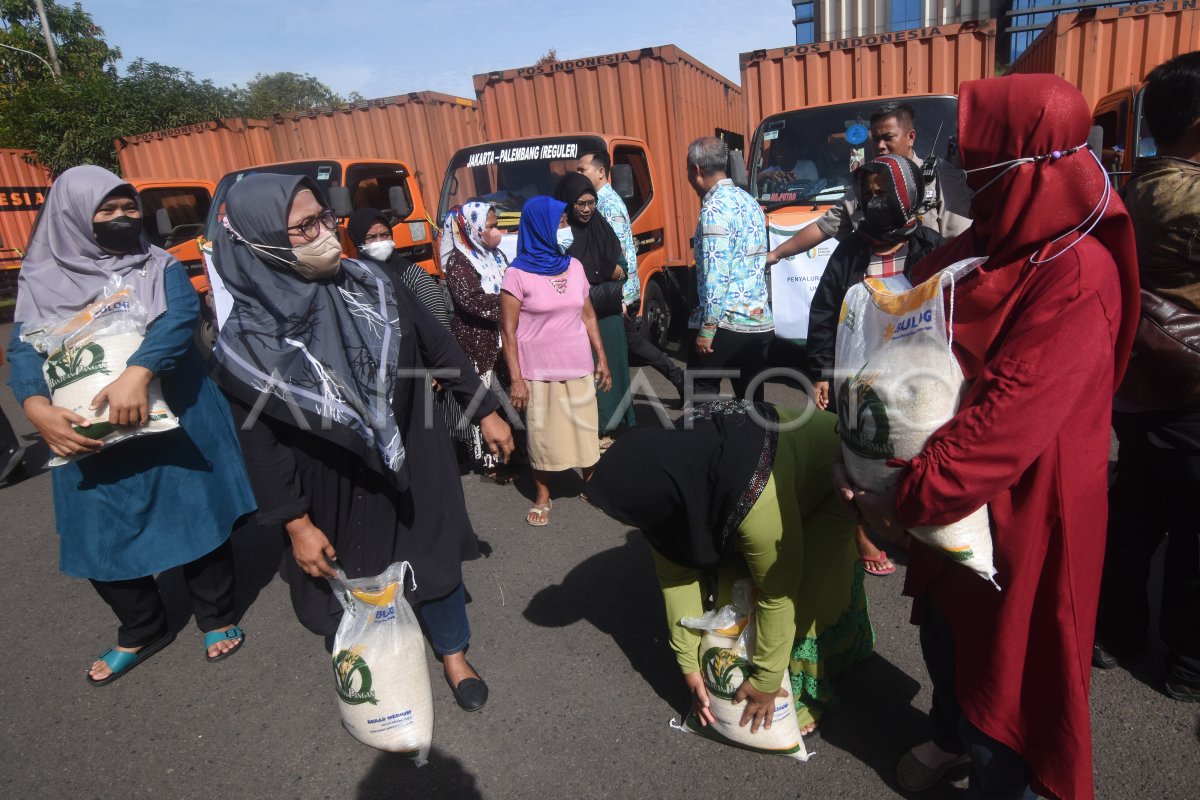 PENYALURAN PROGRAM BANTUAN PANGAN ANTARA Foto