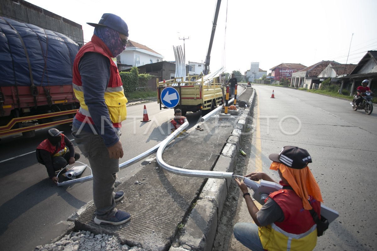 Pemasangan Lampu Penerang Jalan Pantura Antara Foto